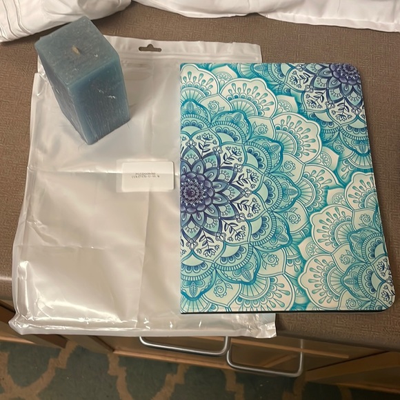 NWT Apple iPad cover, 5th generation 2020-2022. Never been used. Fits 10.9 inch. - Picture 3 of 16